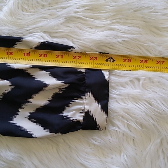 Chico's Black and White Chevron Split Neck Popover - Vanity Size 2/US L - Picture 14 of 16